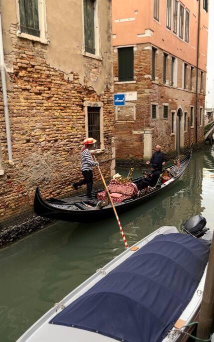Dream's Door With Canal View In Apartment Venedig
