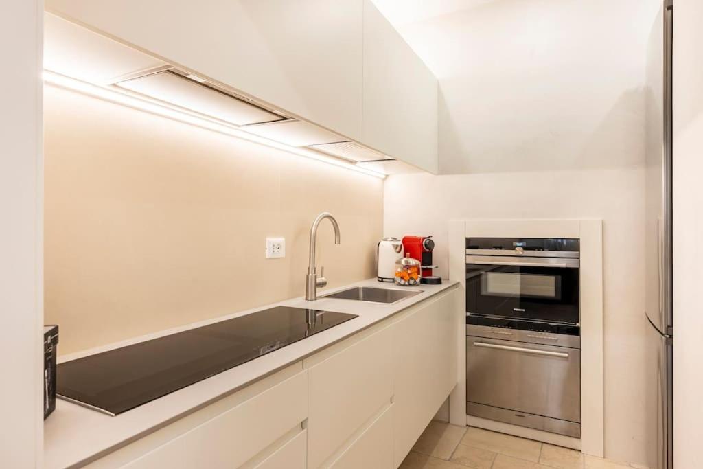 Dream's Door With Canal View In Apartment Venedig