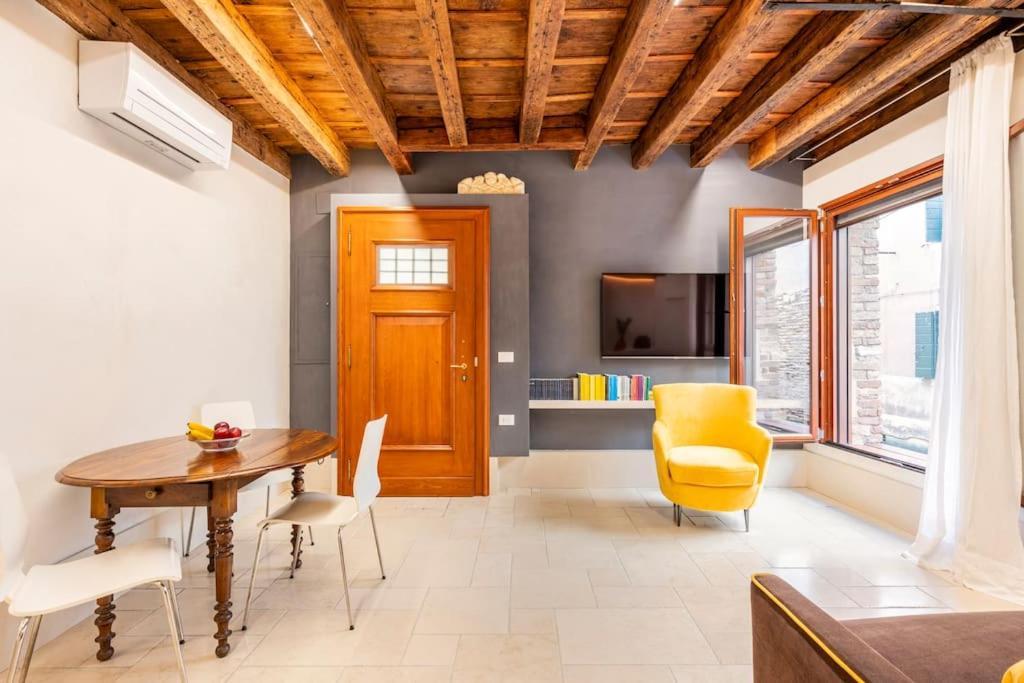 Dream's Door With Canal View In Apartment Venedig