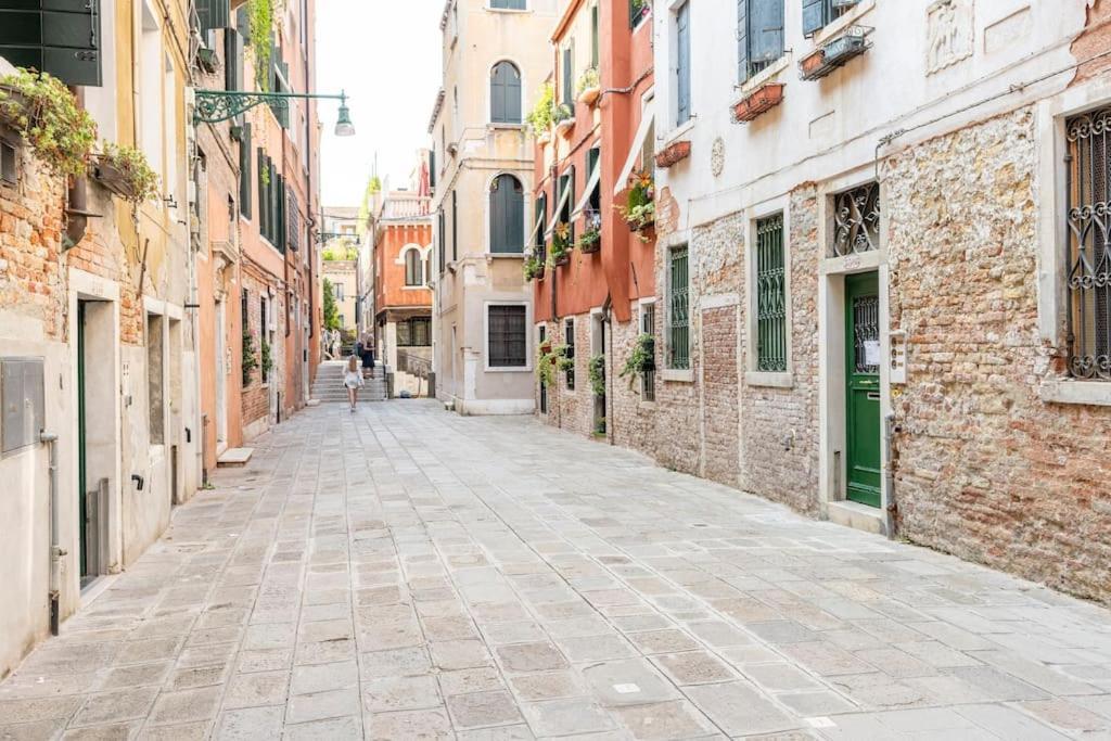 Dream's Door With Canal View In Apartment Venedig