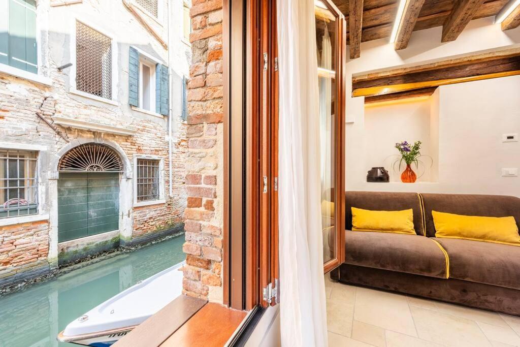 Apartment Dream's Door With Canal View In Venedig