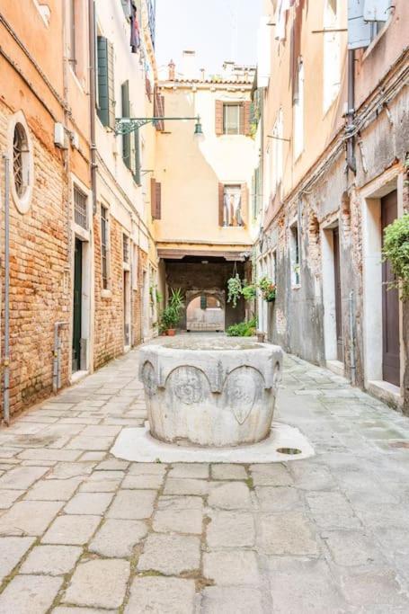 Dream's Door With Canal View In Apartment Venedig