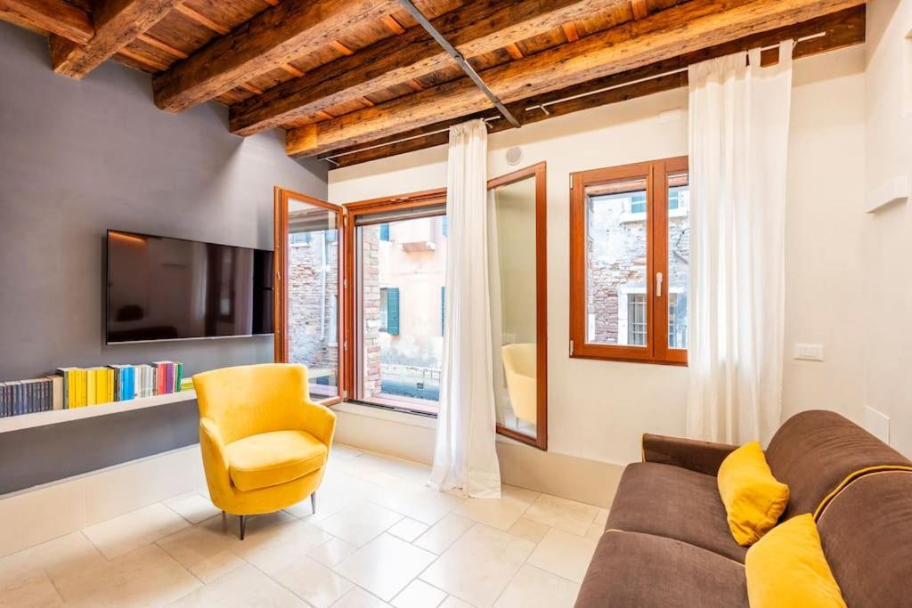 Dream's Door With Canal View In Venedig