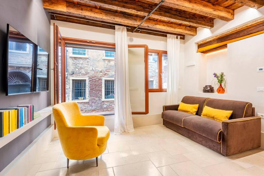 Dream's Door With Canal View In Apartment Venedig