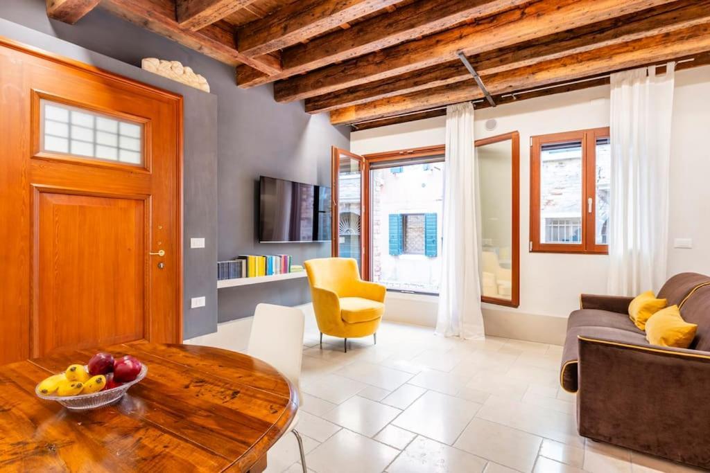 Dream's Door With Canal View In Apartment Venedig